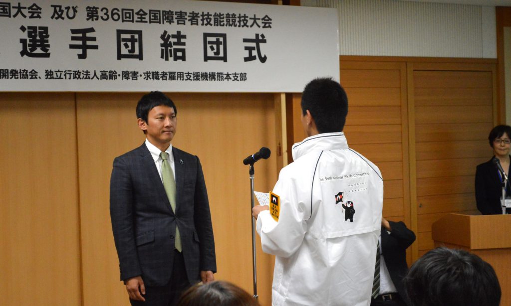 小野副知事に決意を述べる選手代表