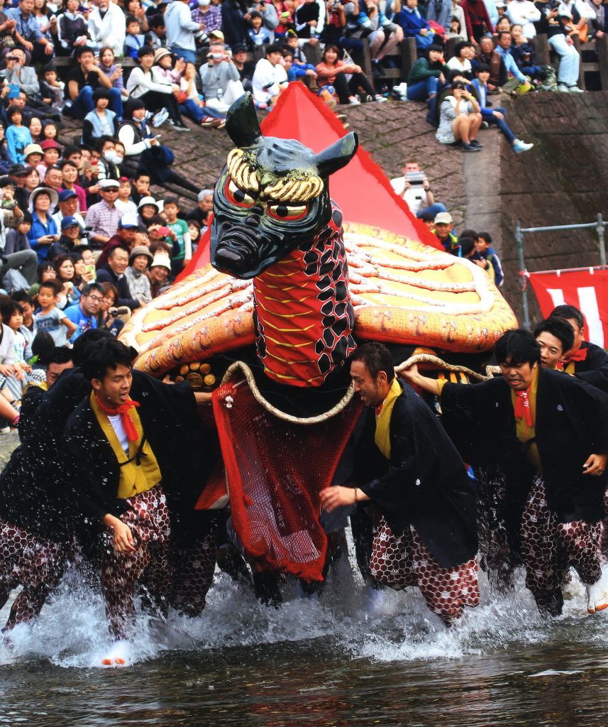 写真提供：八代妙見祭保存振興会/平成27年フォトコンテスト亀蛇部門賞「亀蛇参上」